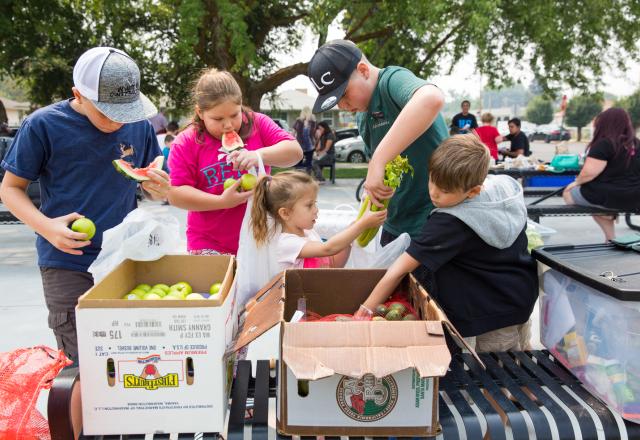 Children eating fresh fruits and vegtables Cambia Giving Tuesday